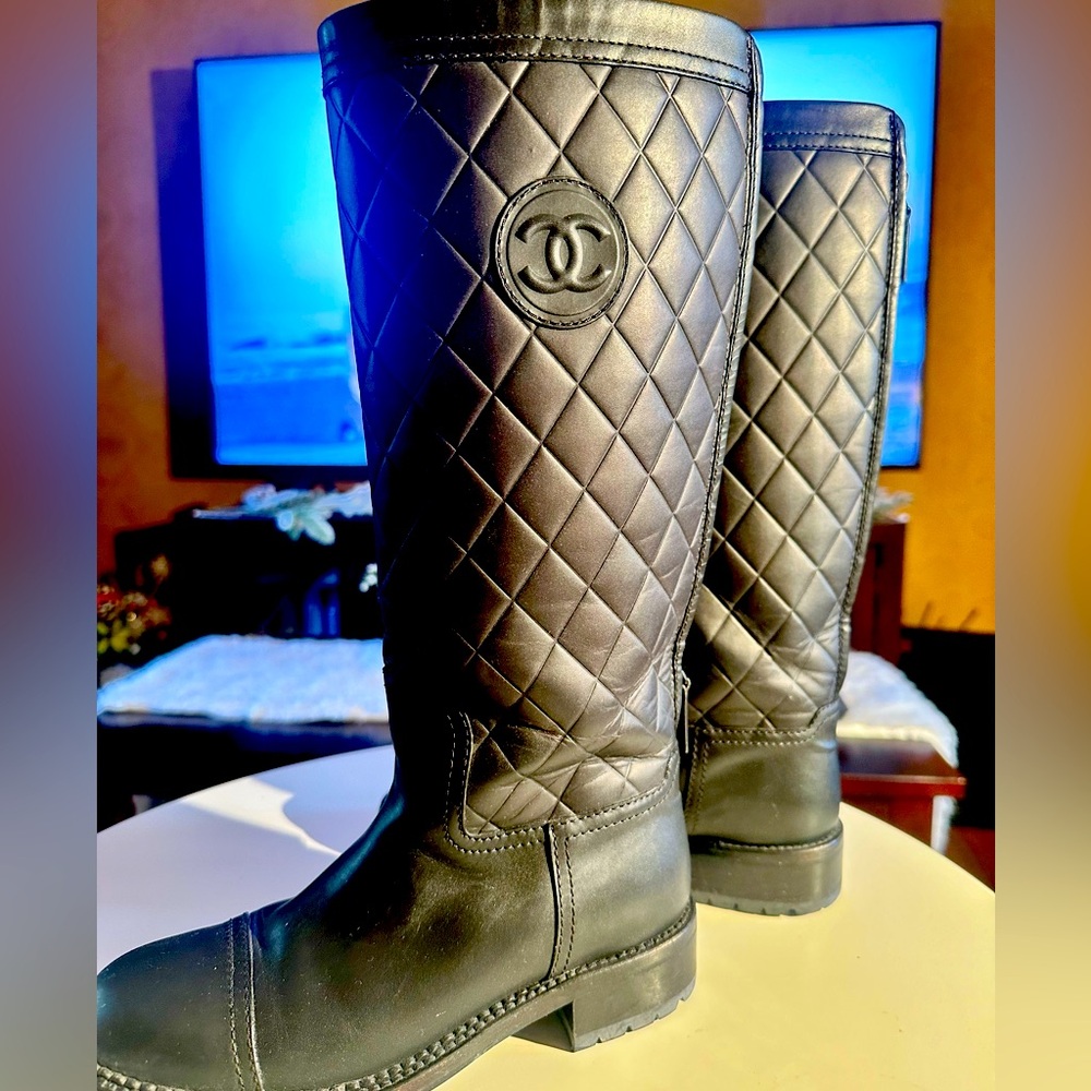 CHANEL INTERLOCKING CC LOGO LEATHER BOOTS